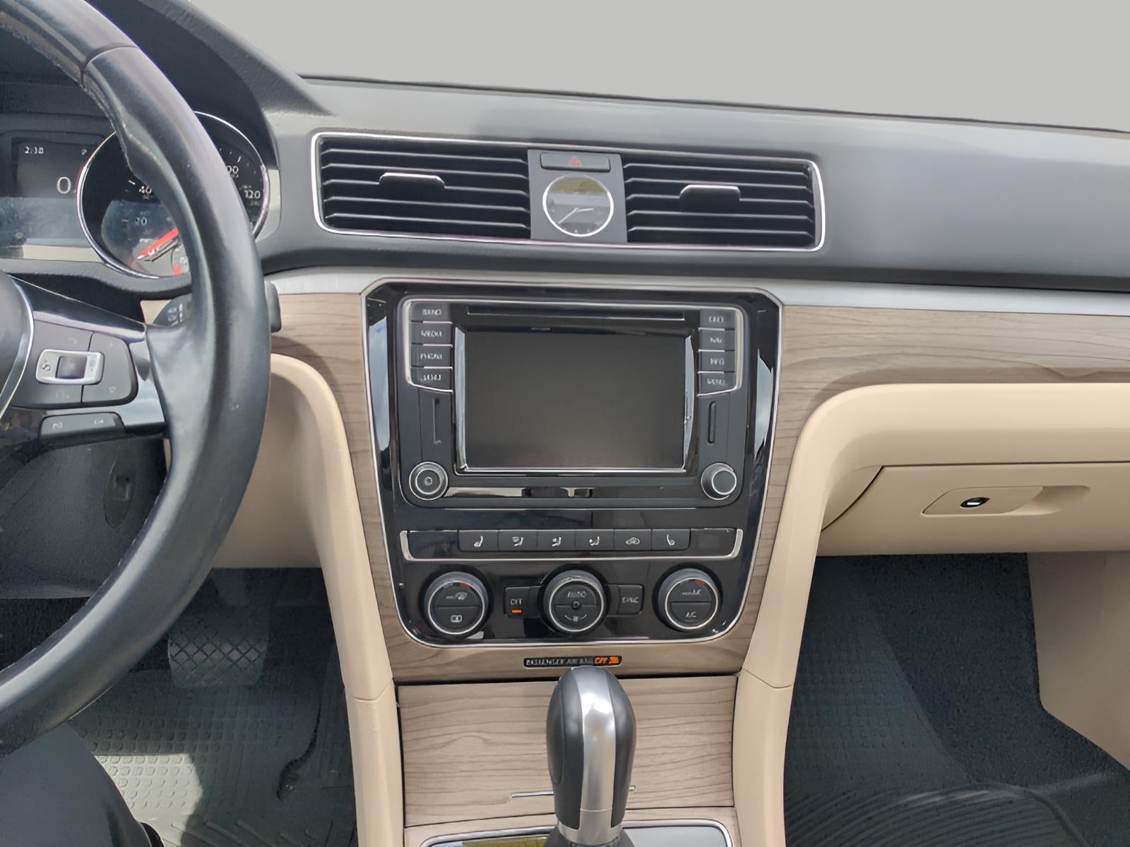2017 Volkswagen Passat 1.8T SE w/Technology