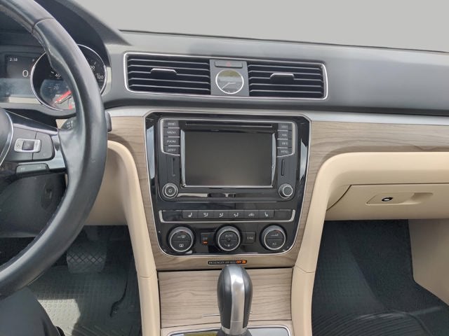 2017 Volkswagen Passat 1.8T SE w/Technology