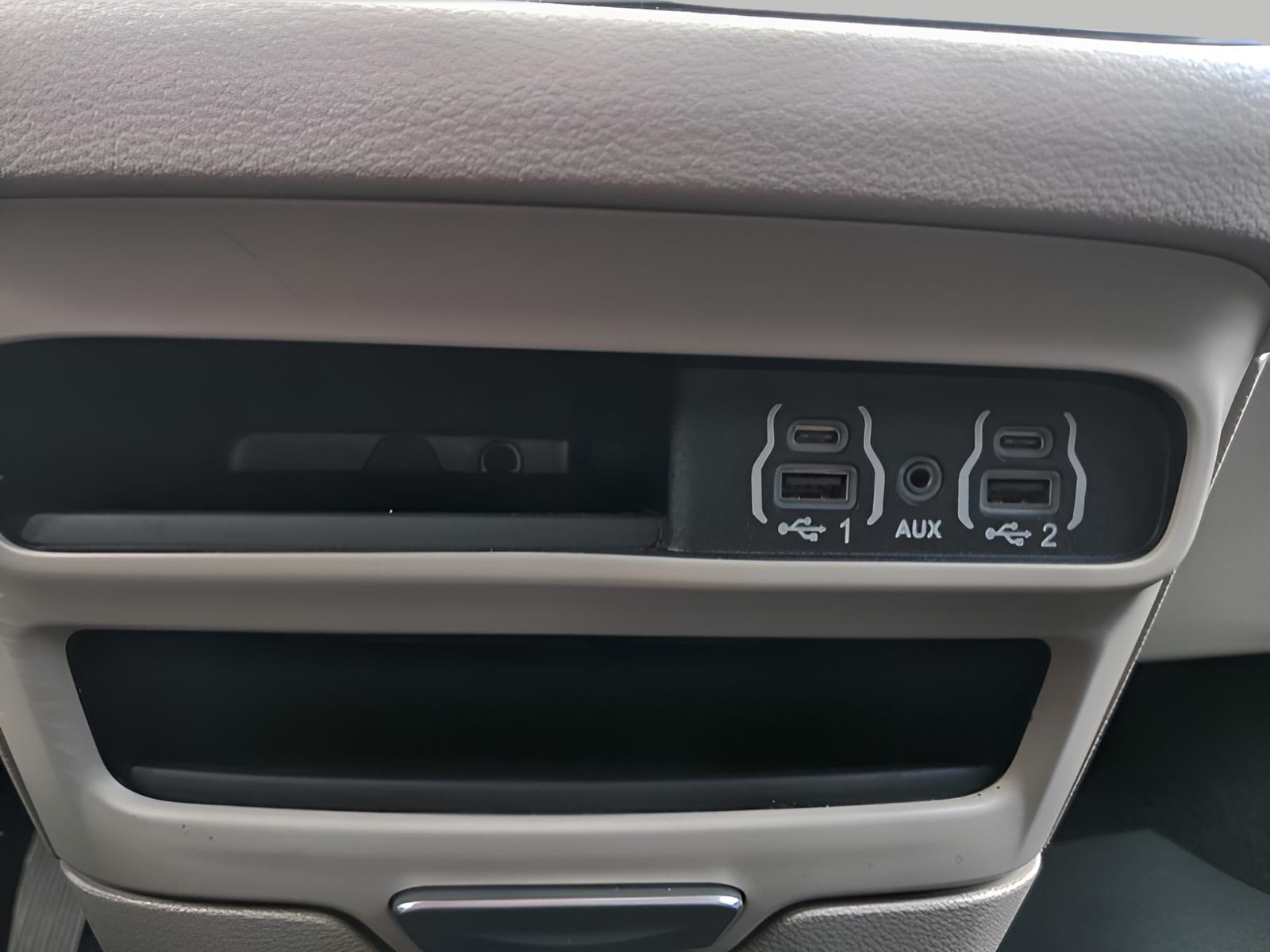 2024 Chrysler Voyager LX