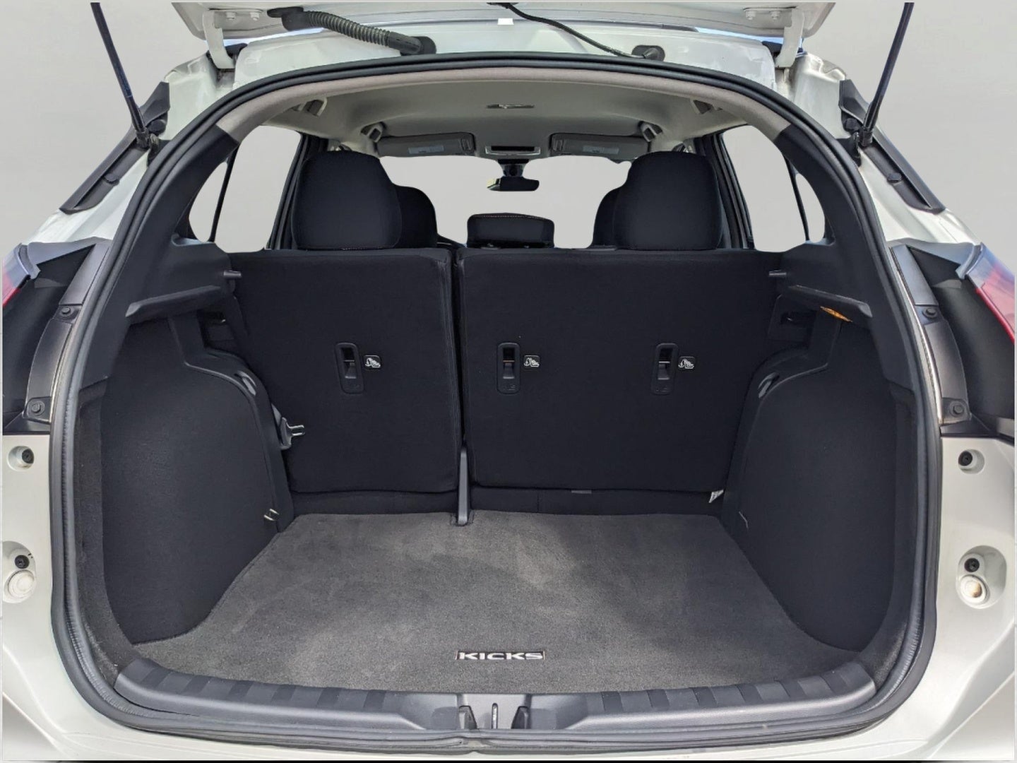 2021 Nissan Kicks SR